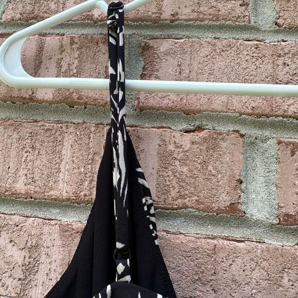 Elegant Black and Cream Patterned Dress - Picture 9 of 10